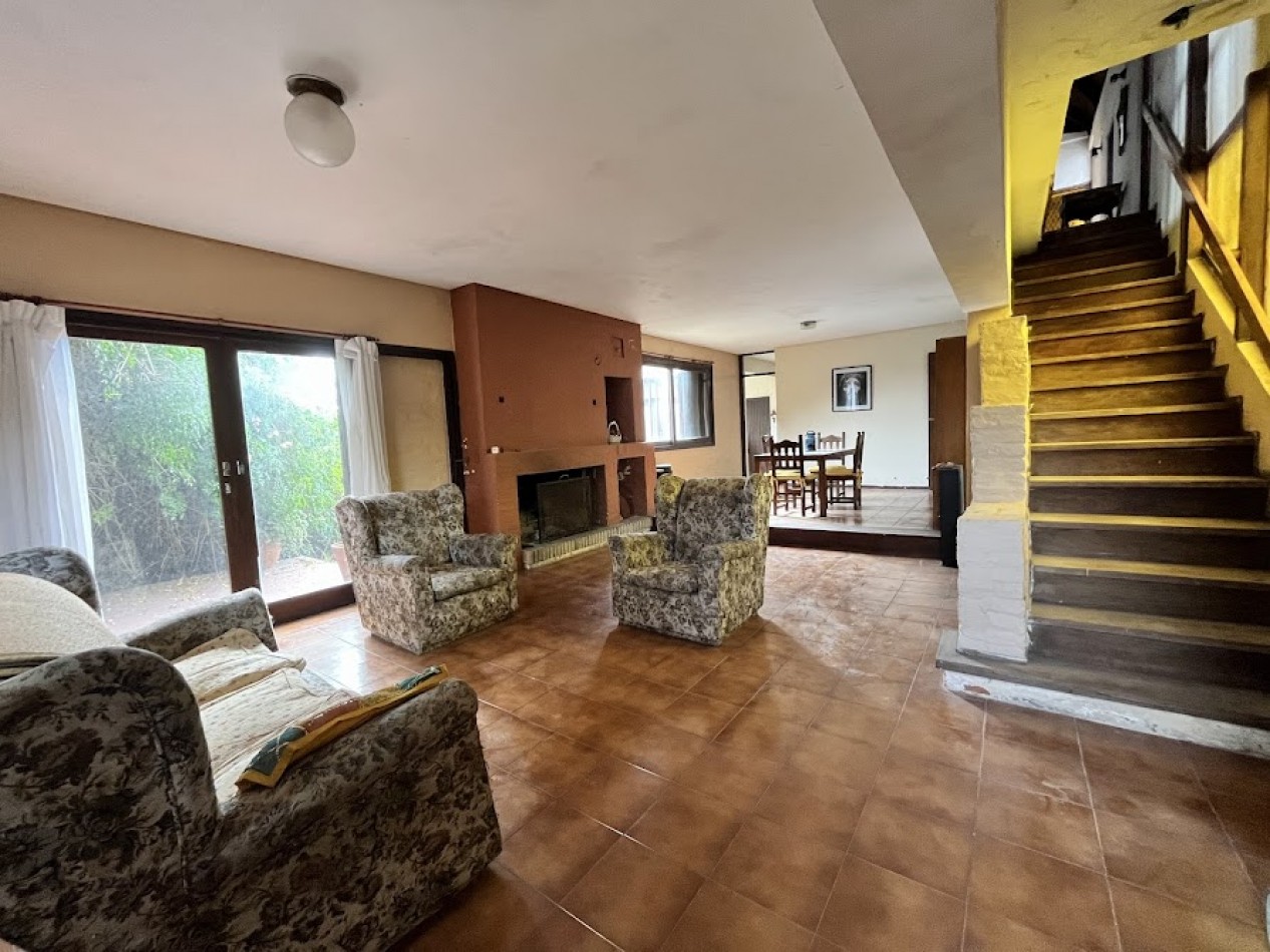 IMPONENTE CHALET EN ESQUINA - BARRIO SAN CARLOS, ACANTILADOS