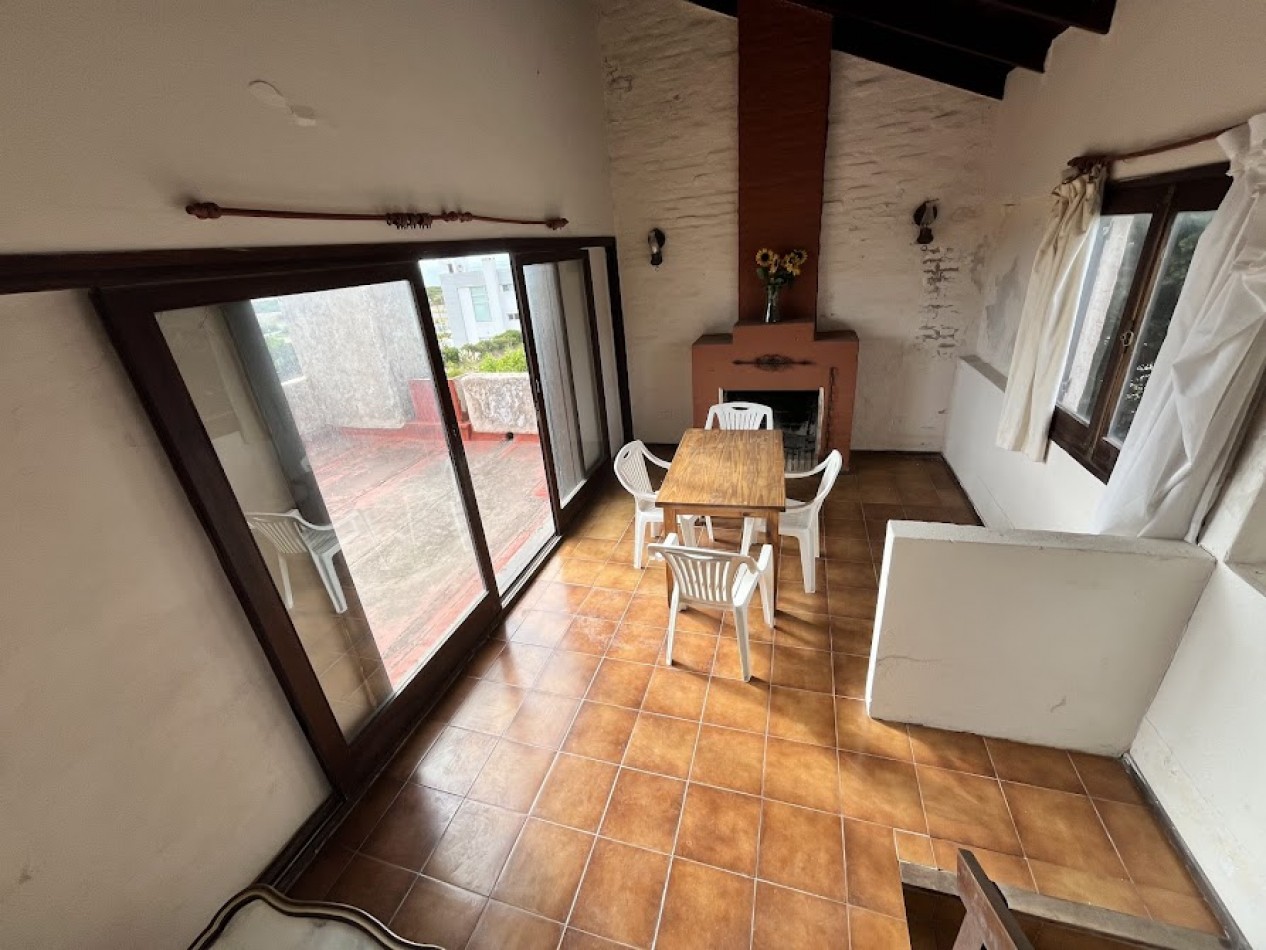 IMPONENTE CHALET EN ESQUINA - BARRIO SAN CARLOS, ACANTILADOS