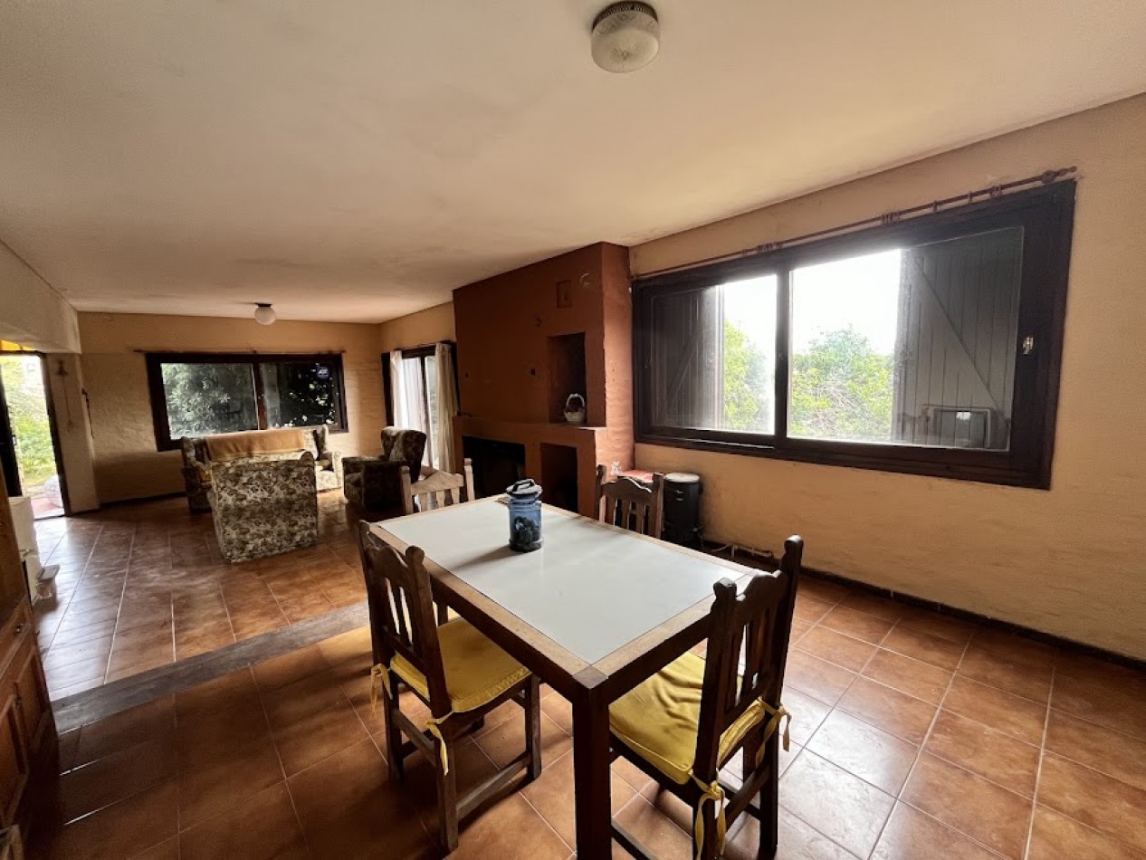 IMPONENTE CHALET EN ESQUINA - BARRIO SAN CARLOS, ACANTILADOS