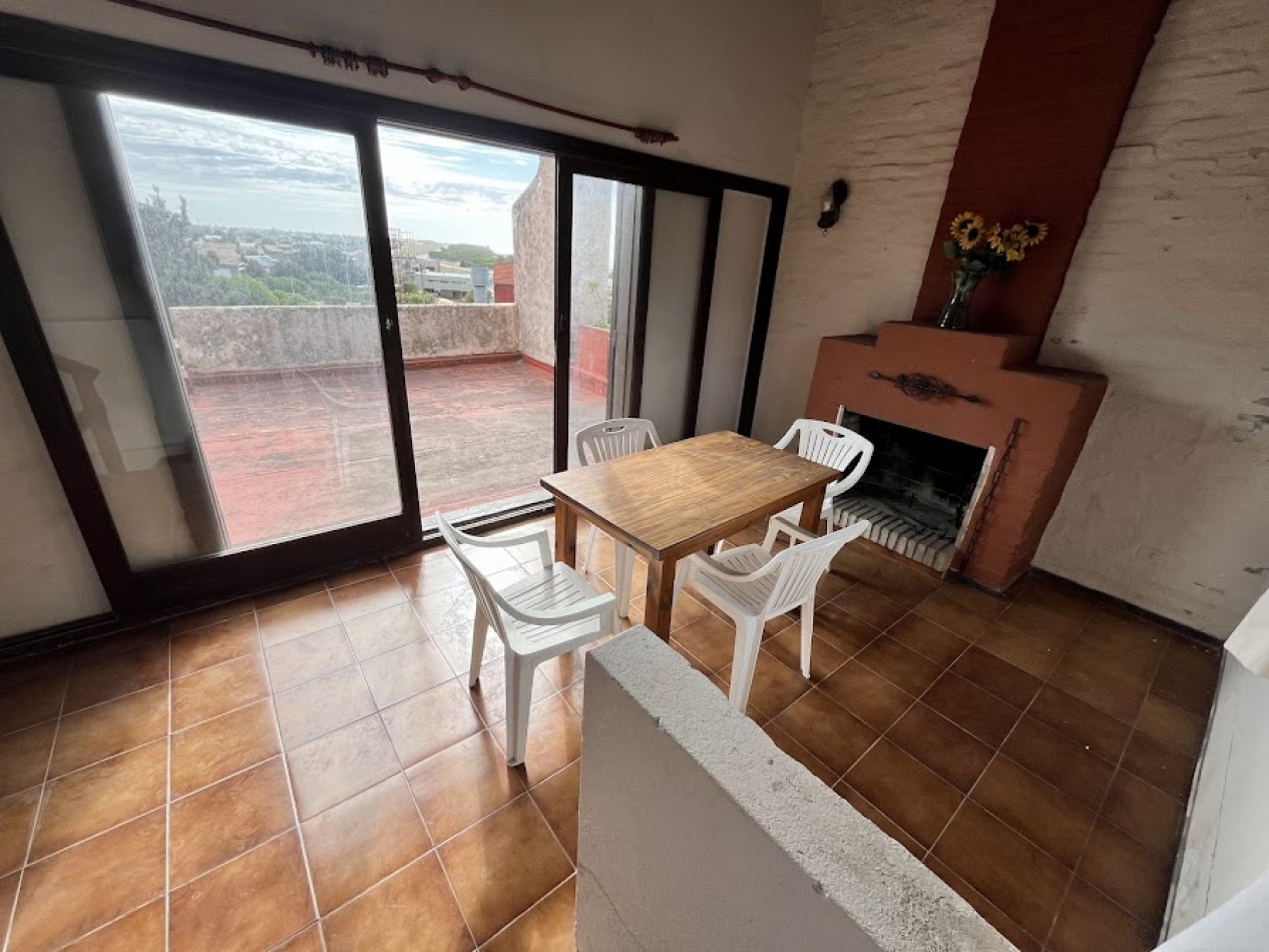 IMPONENTE CHALET EN ESQUINA - BARRIO SAN CARLOS, ACANTILADOS
