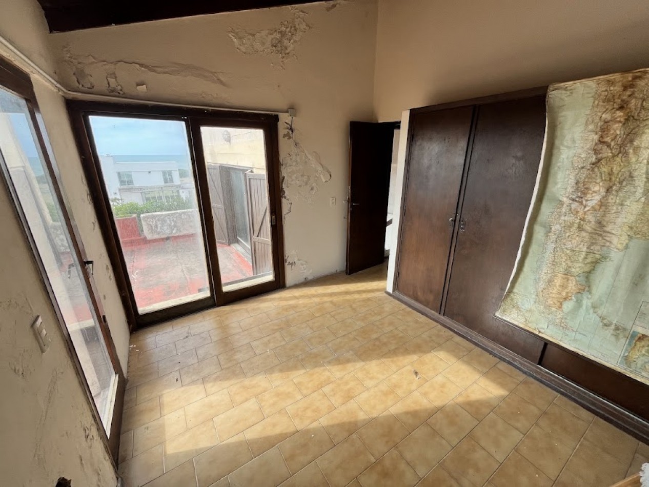 IMPONENTE CHALET EN ESQUINA - BARRIO SAN CARLOS, ACANTILADOS