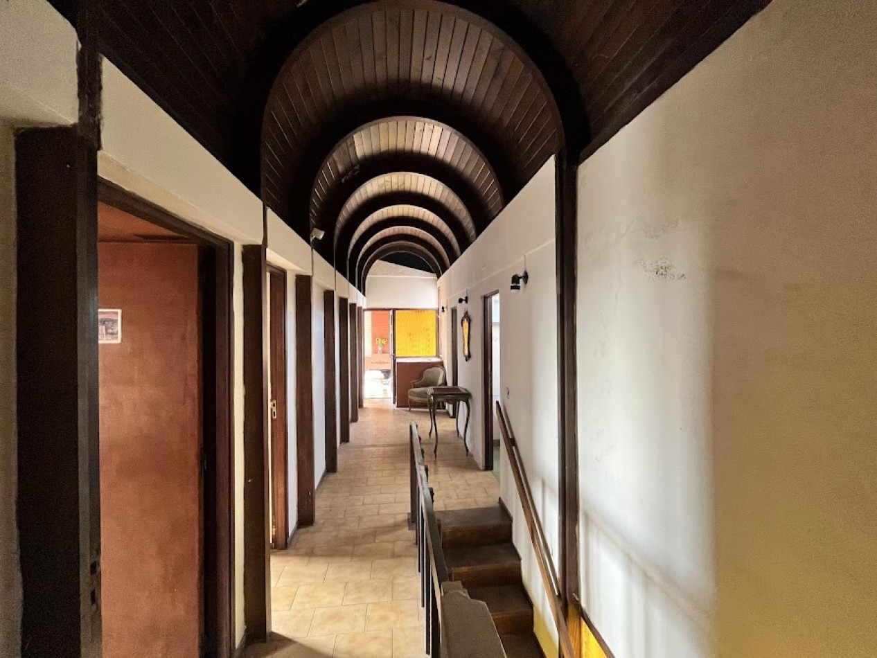 IMPONENTE CHALET EN ESQUINA - BARRIO SAN CARLOS, ACANTILADOS