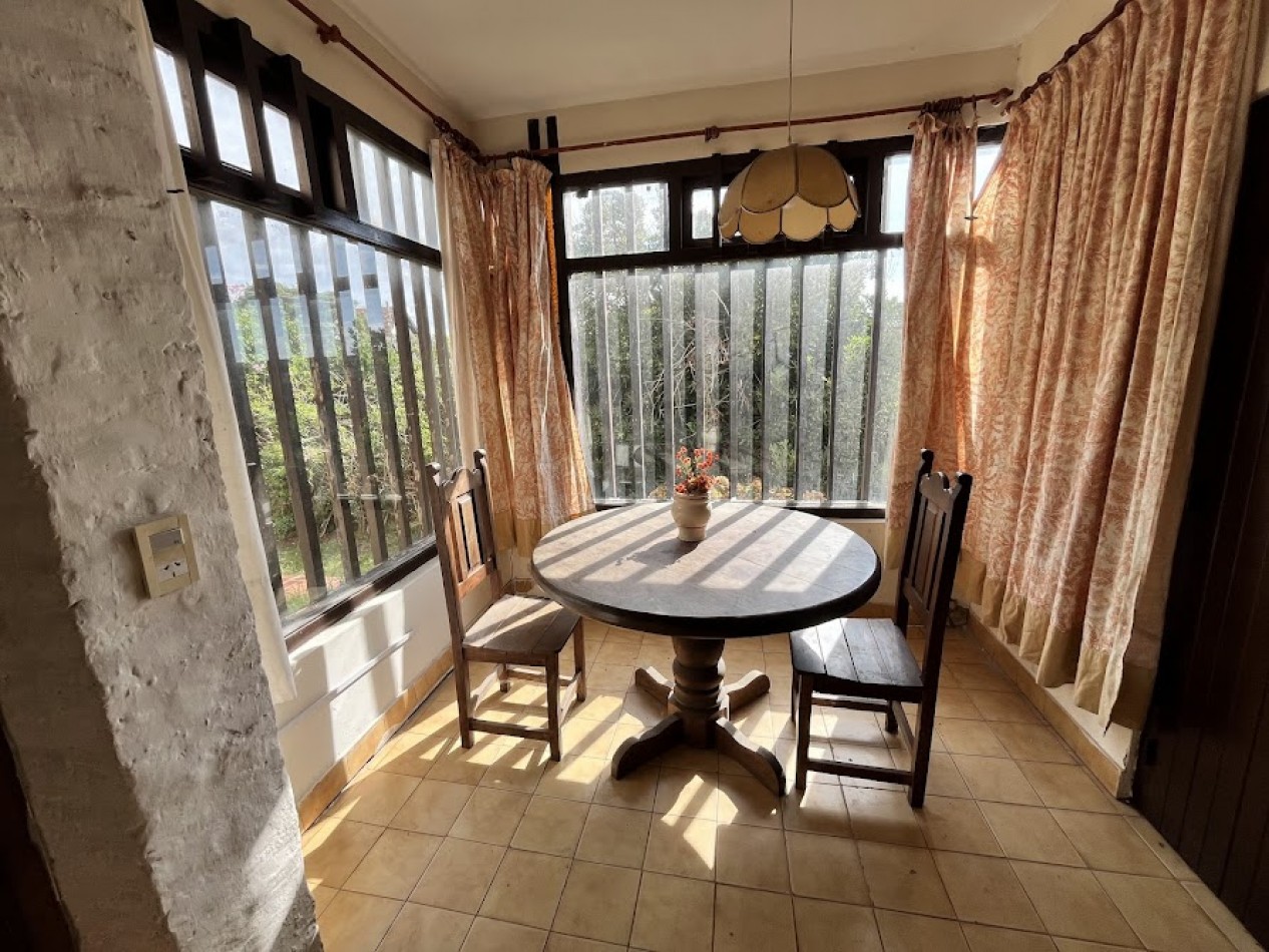 IMPONENTE CHALET EN ESQUINA - BARRIO SAN CARLOS, ACANTILADOS