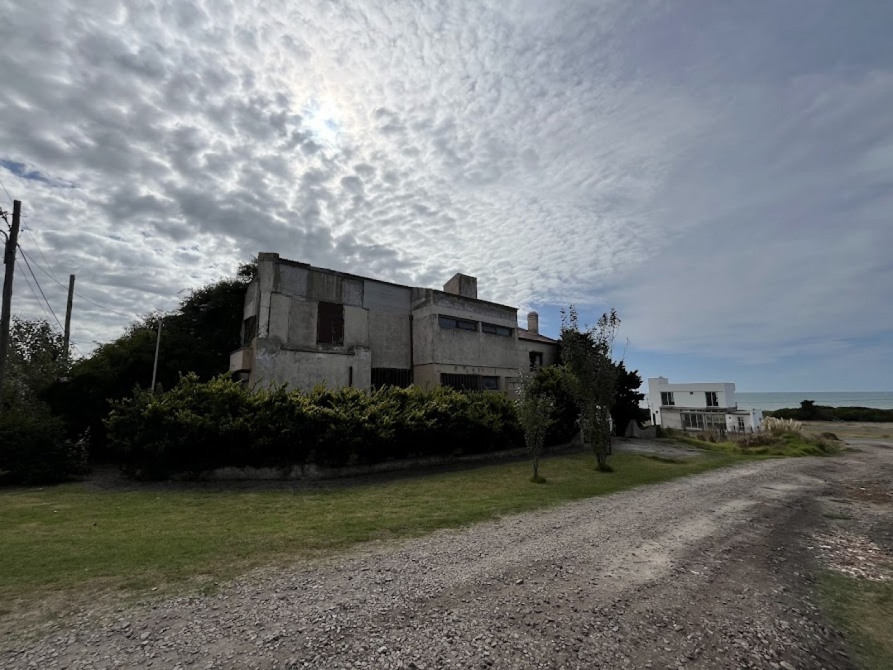 IMPONENTE CHALET EN ESQUINA - BARRIO SAN CARLOS, ACANTILADOS