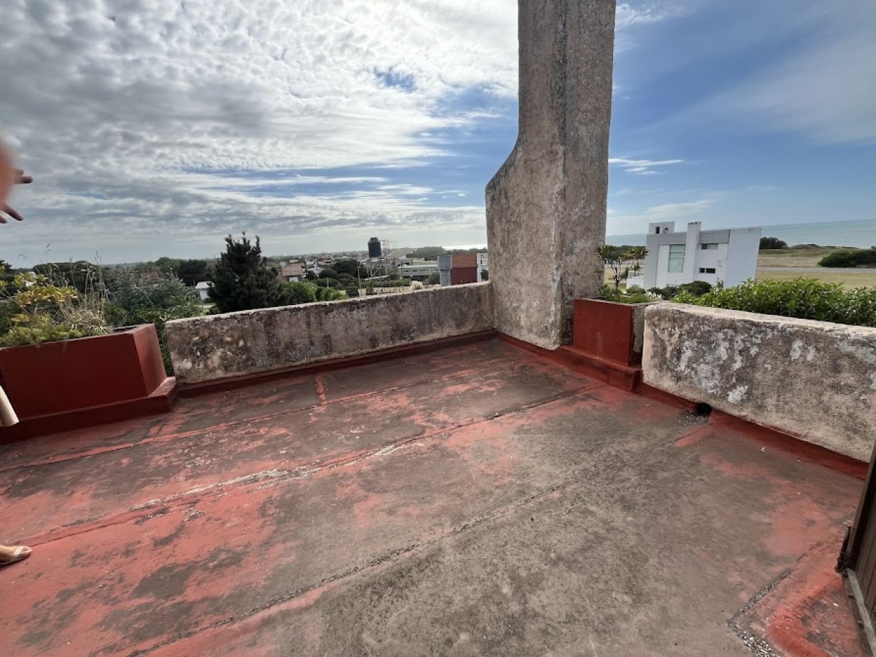 IMPONENTE CHALET EN ESQUINA - BARRIO SAN CARLOS, ACANTILADOS