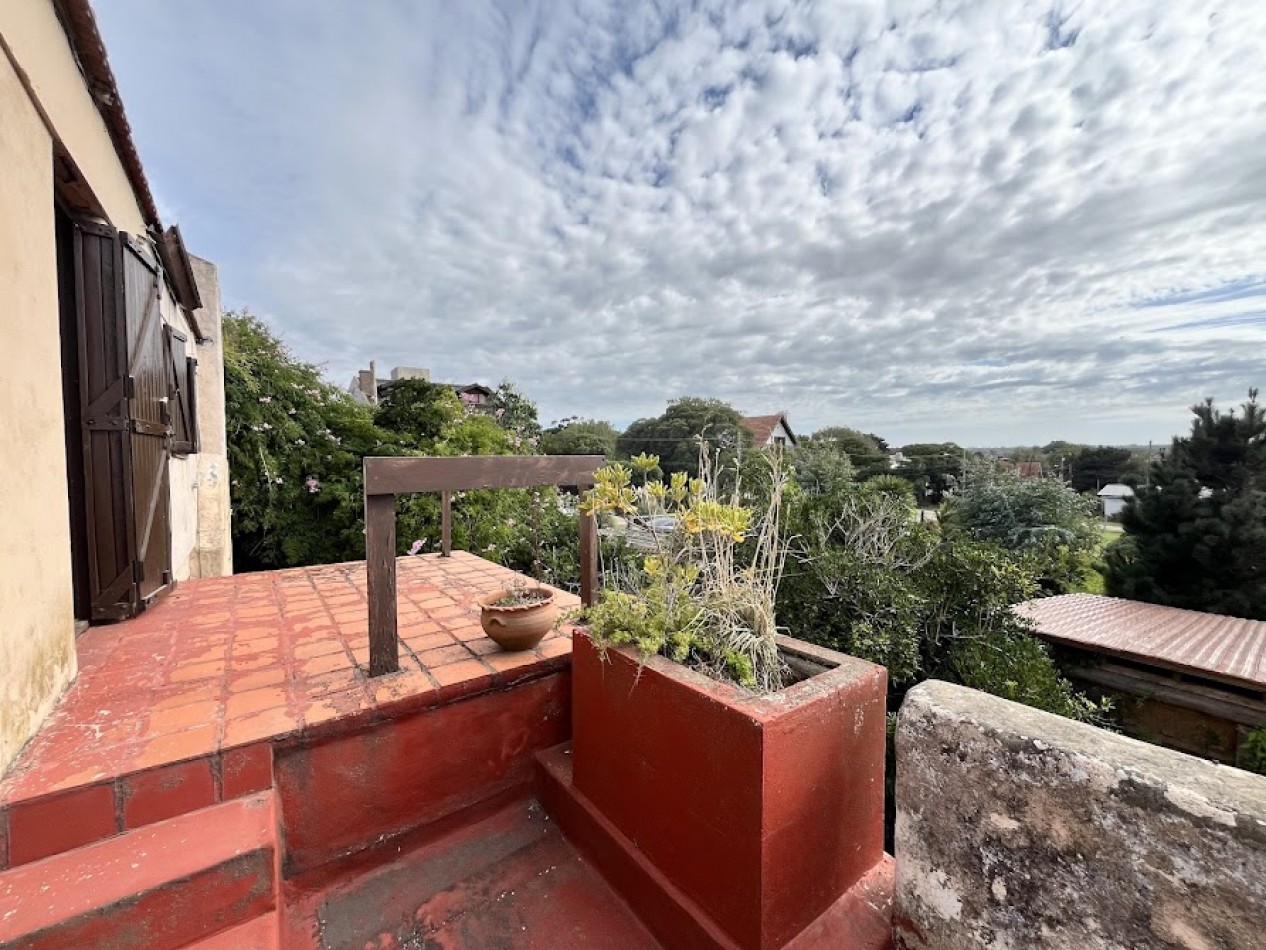 IMPONENTE CHALET EN ESQUINA - BARRIO SAN CARLOS, ACANTILADOS