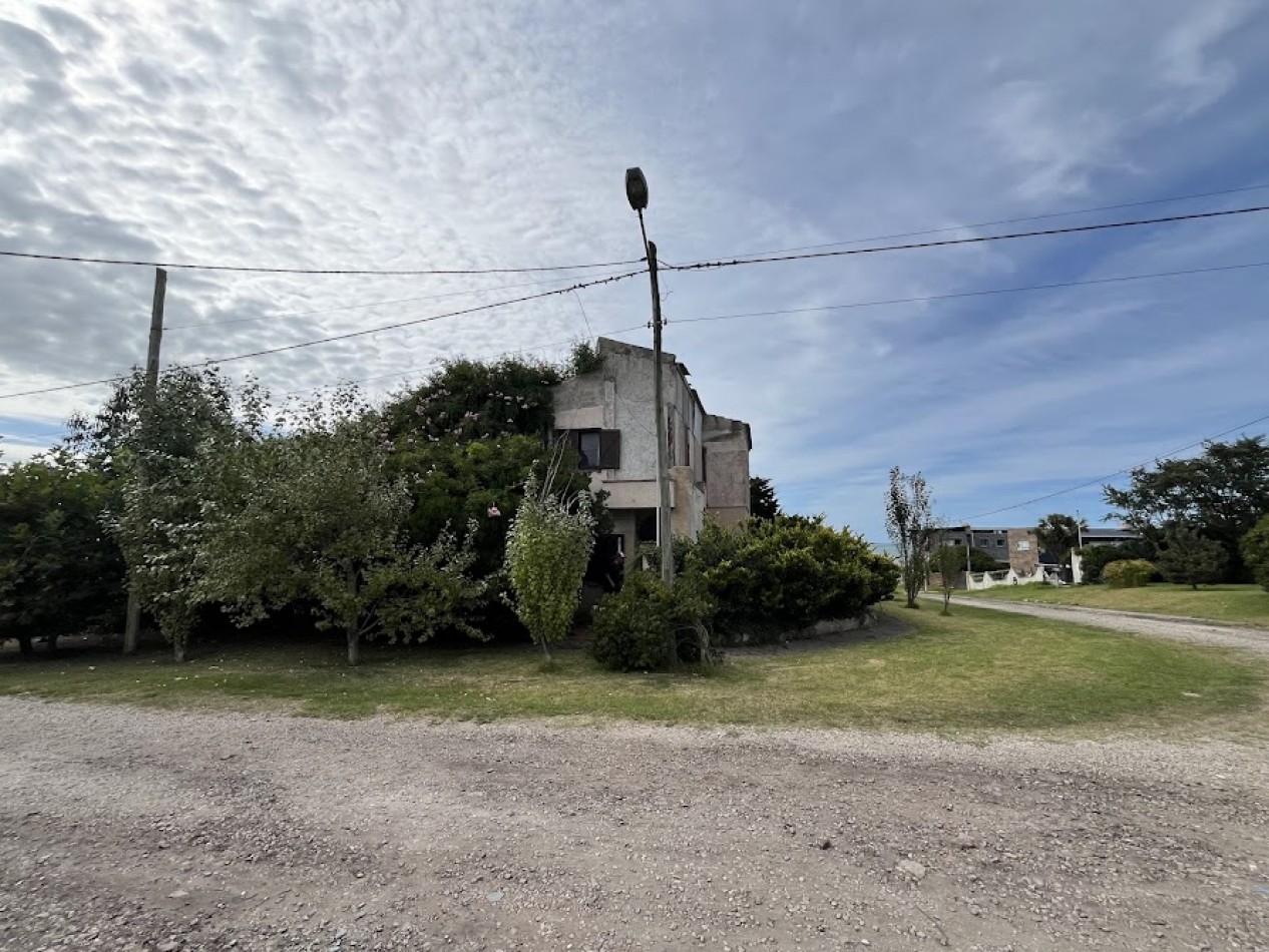 IMPONENTE CHALET EN ESQUINA - BARRIO SAN CARLOS, ACANTILADOS