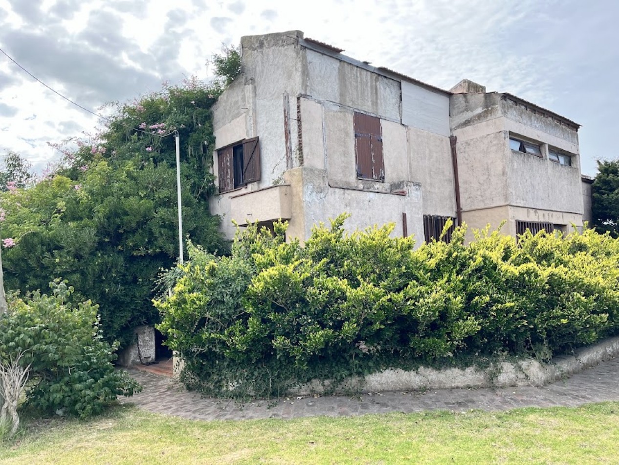 IMPONENTE CHALET EN ESQUINA - BARRIO SAN CARLOS, ACANTILADOS