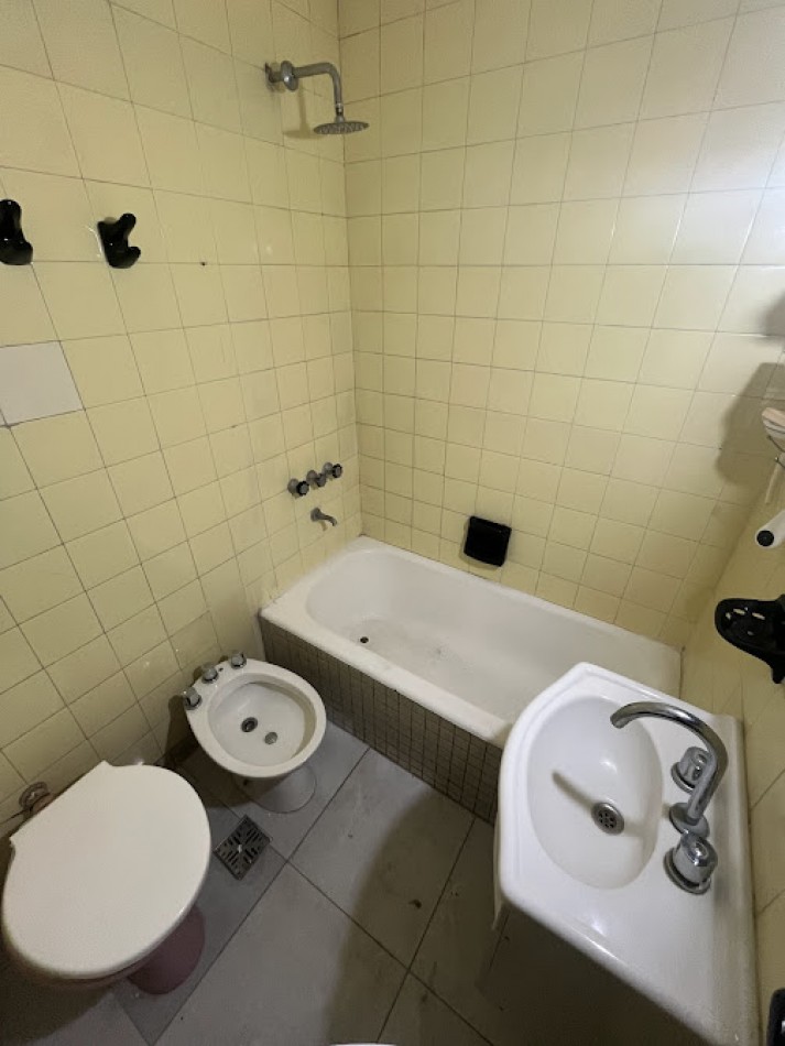 Alquiler 24 meses | Departamento 3 ambientes al frente con balcon y patio muy luminoso