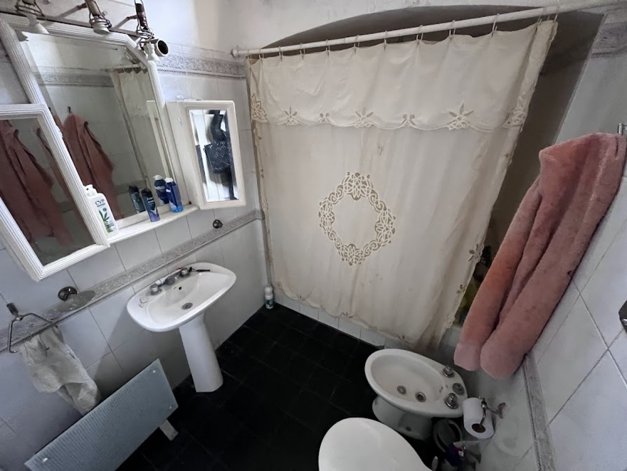 Chalet 5 ambientes en Los Troncos a metros de Guemes