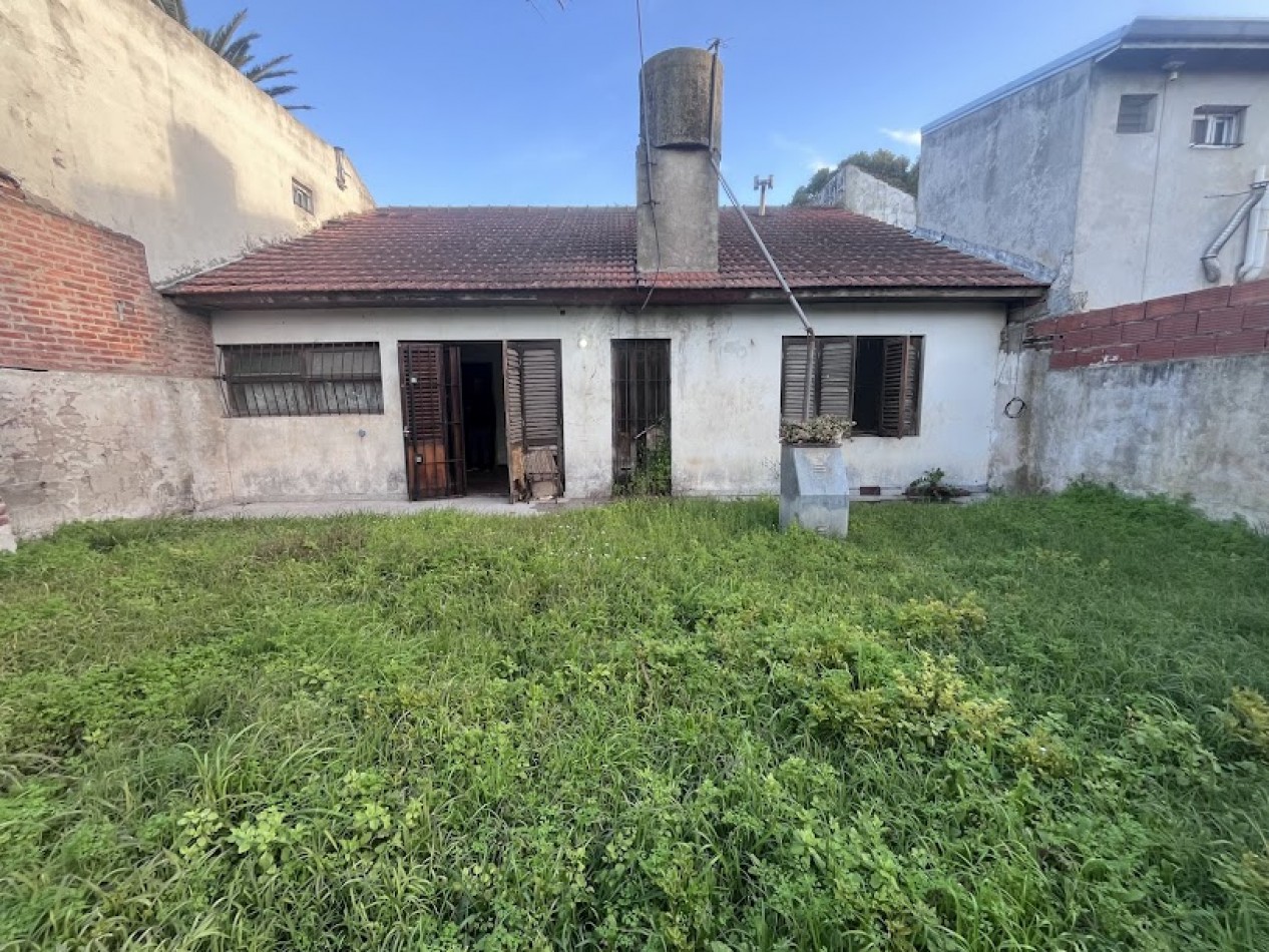 CHALET 3 AMBIENTES SOBRE LOTE DE 242 m² - BARRIO CONSTITUCION 