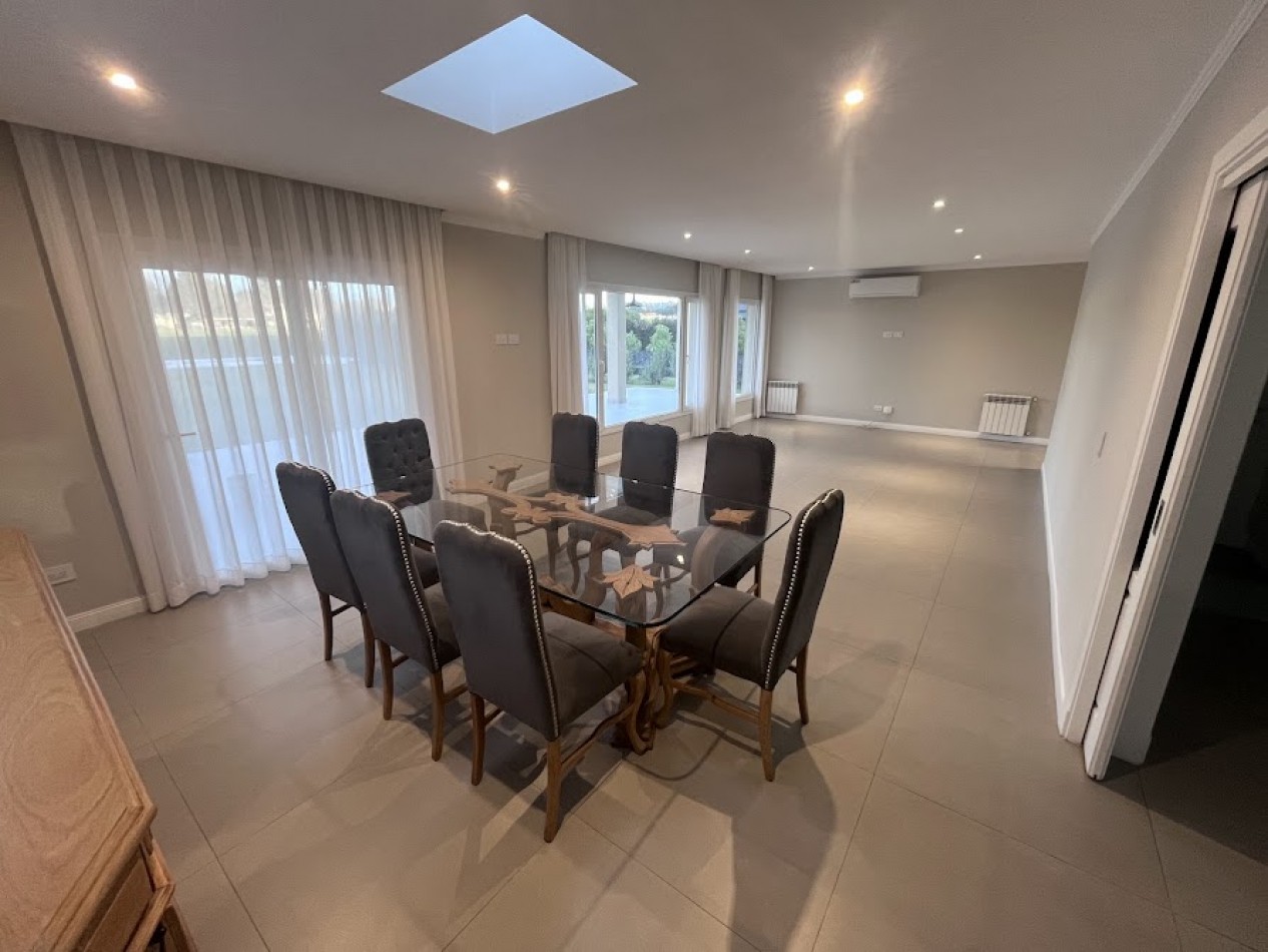 ALQUILER | Imponente casa de 5 ambientes con piscina y parque sobre lote de 1.000 m²