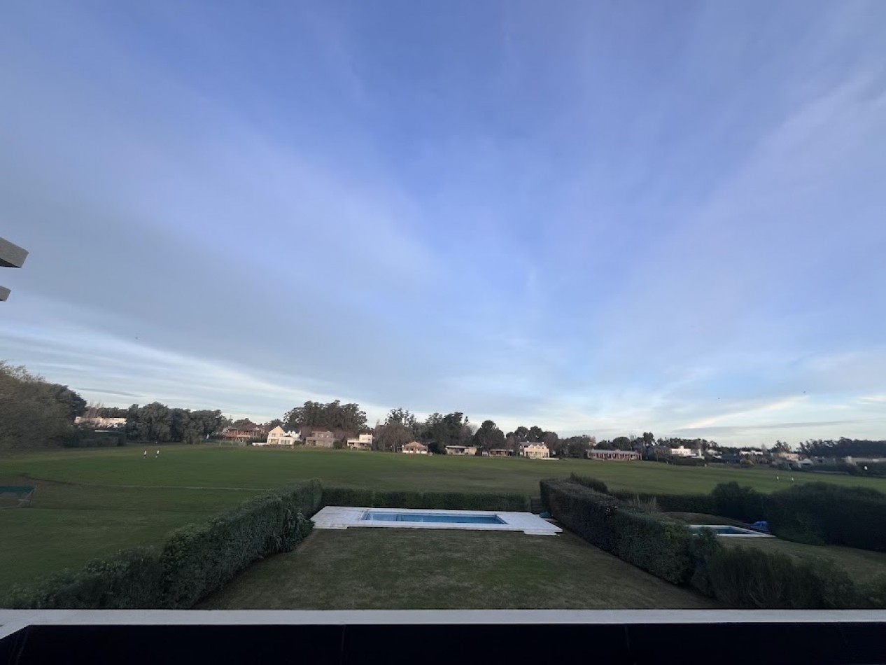 ALQUILER | Imponente casa de 5 ambientes con piscina y parque sobre lote de 1.000 m²