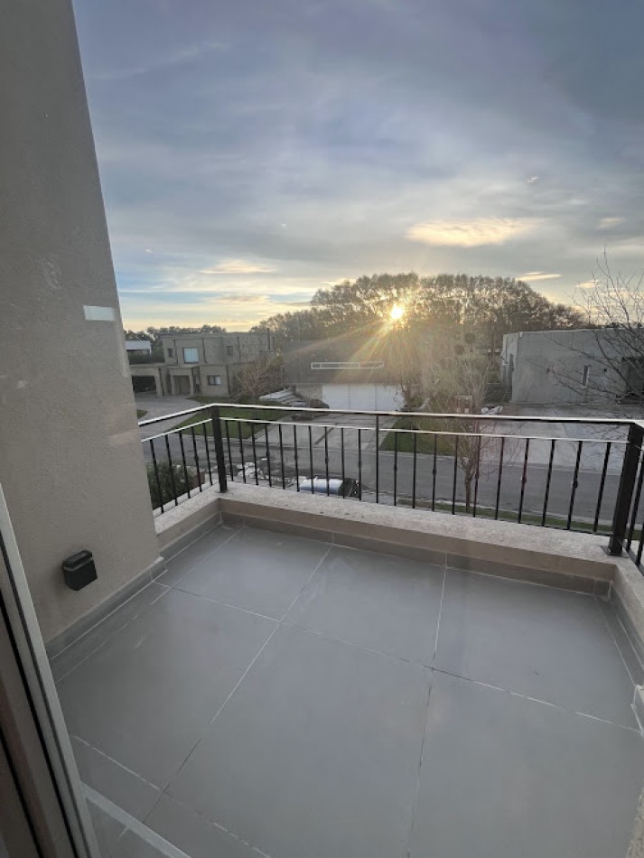 ALQUILER | Imponente casa de 5 ambientes con piscina y parque sobre lote de 1.000 m²