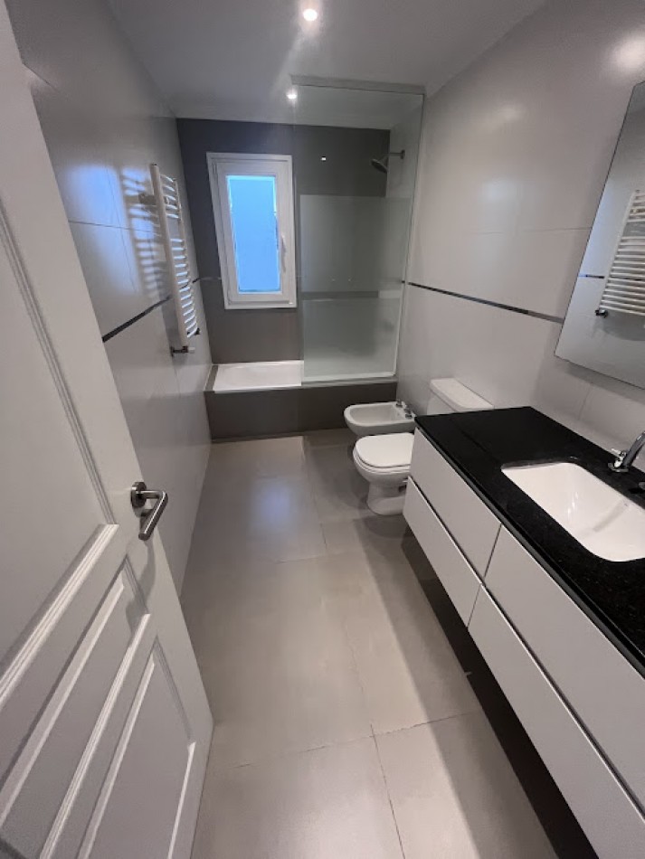 ALQUILER | Imponente casa de 5 ambientes con piscina y parque sobre lote de 1.000 m²