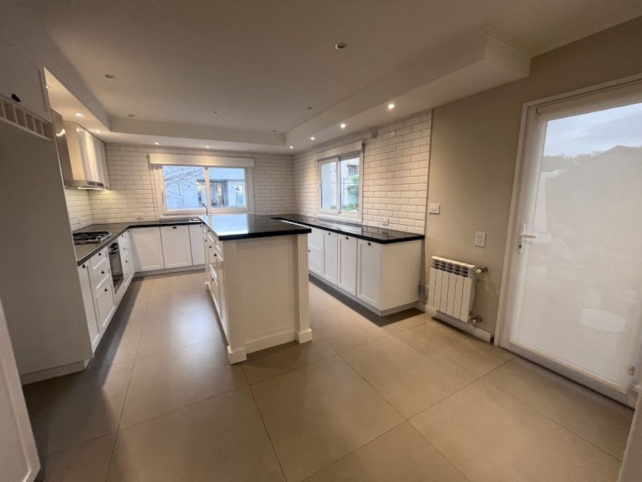 ALQUILER | Imponente casa de 5 ambientes con piscina y parque sobre lote de 1.000 m²