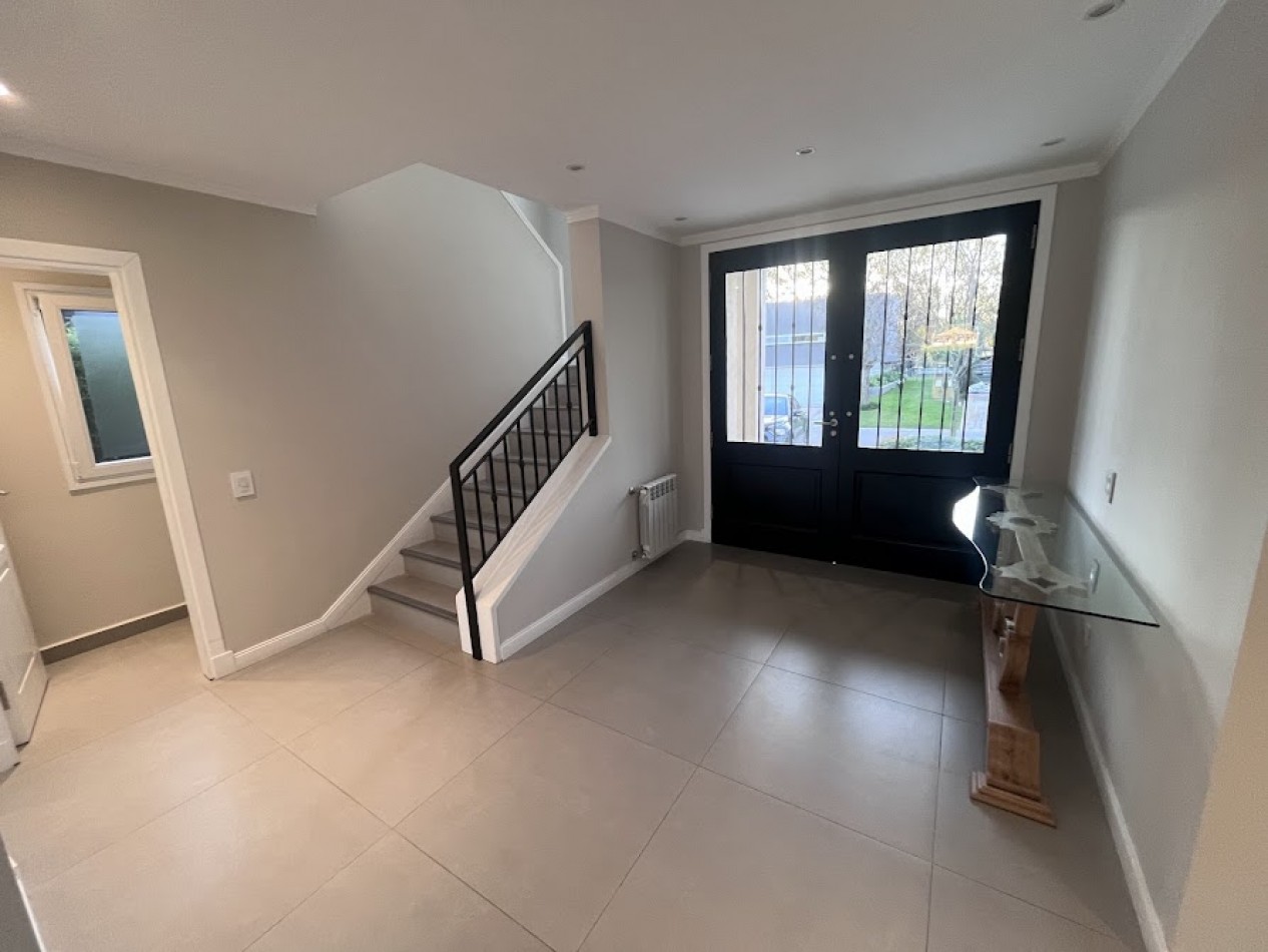 ALQUILER | Imponente casa de 5 ambientes con piscina y parque sobre lote de 1.000 m²