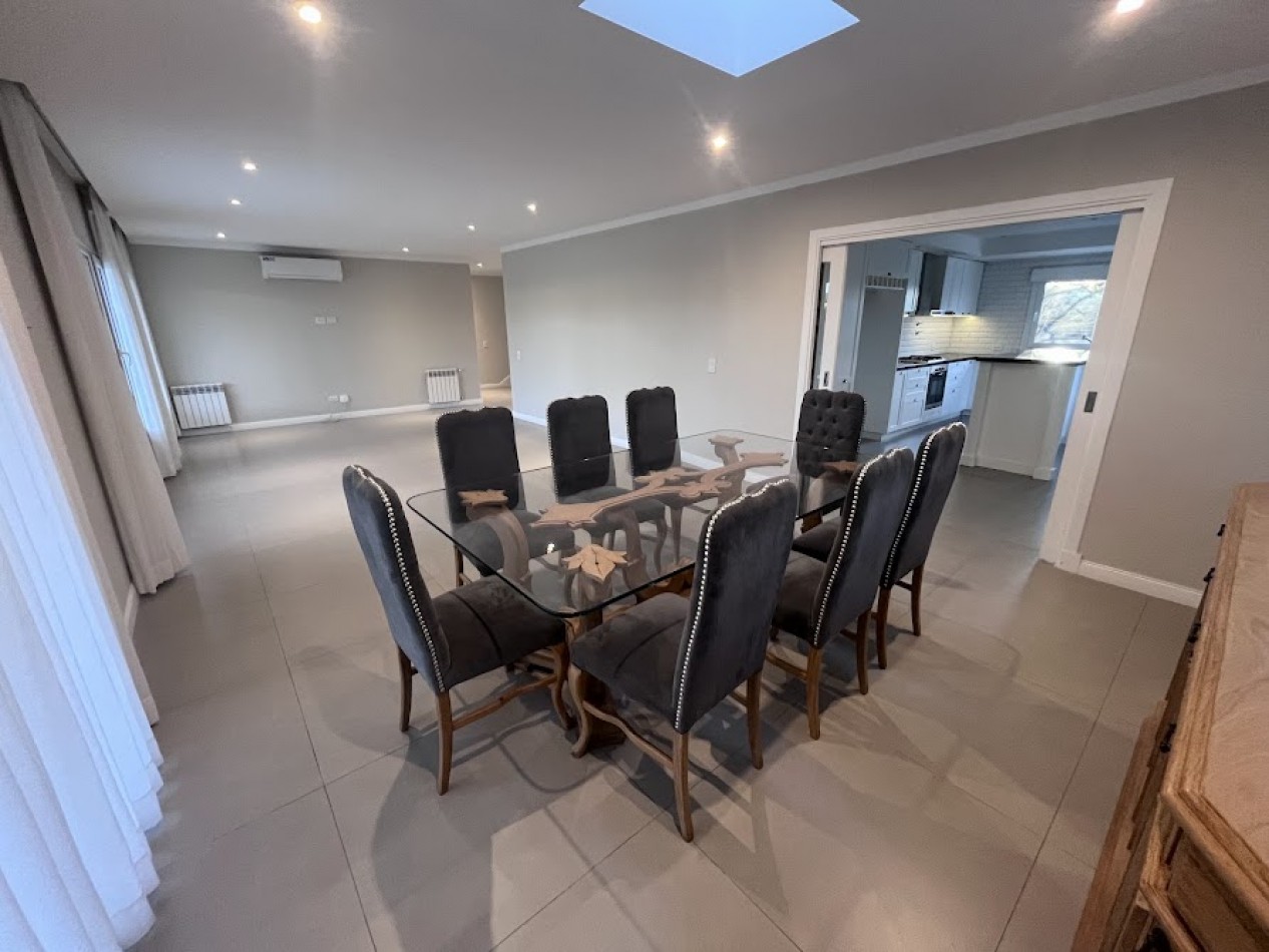 ALQUILER | Imponente casa de 5 ambientes con piscina y parque sobre lote de 1.000 m²