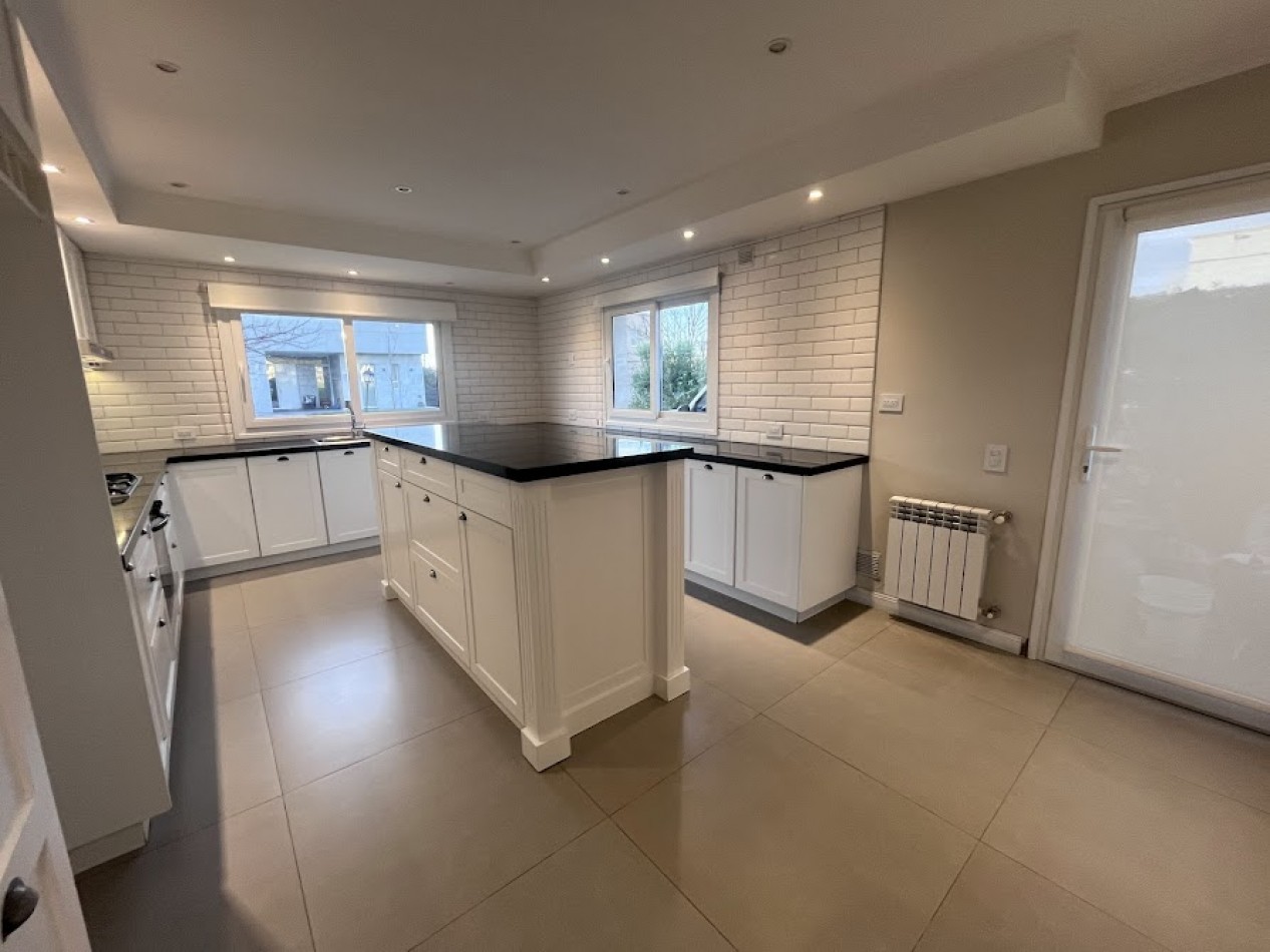 ALQUILER | Imponente casa de 5 ambientes con piscina y parque sobre lote de 1.000 m²