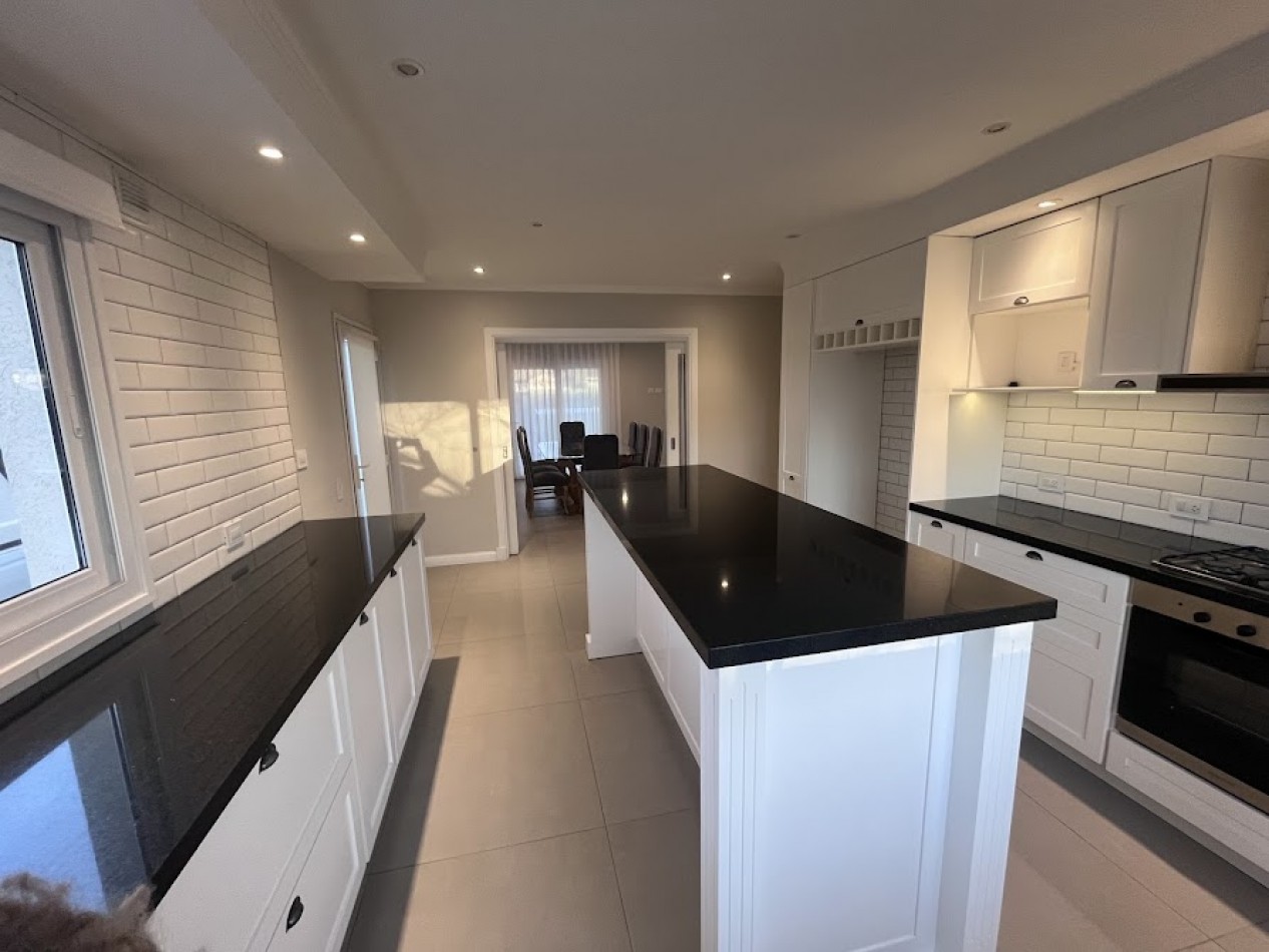 ALQUILER | Imponente casa de 5 ambientes con piscina y parque sobre lote de 1.000 m²