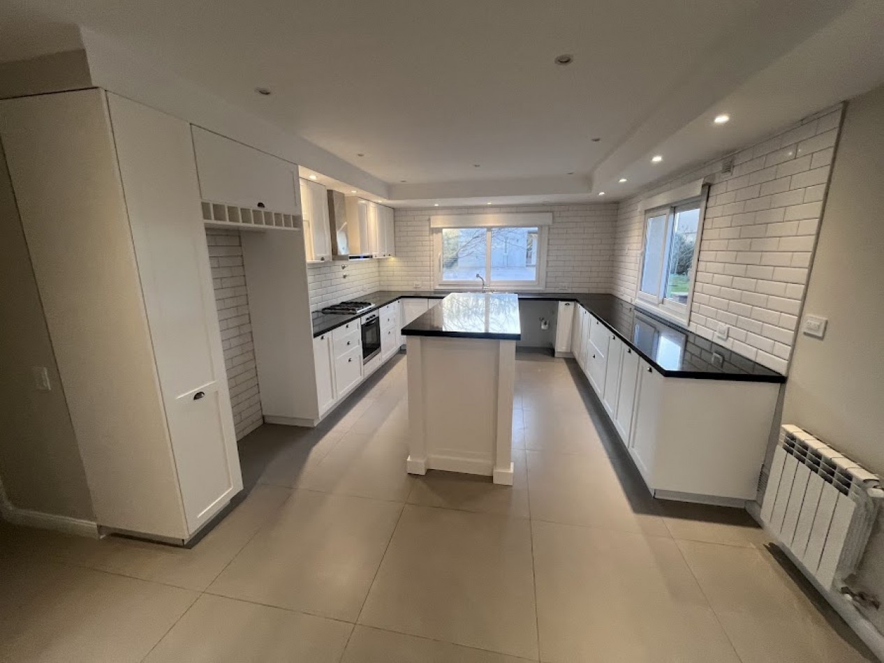 ALQUILER | Imponente casa de 5 ambientes con piscina y parque sobre lote de 1.000 m²