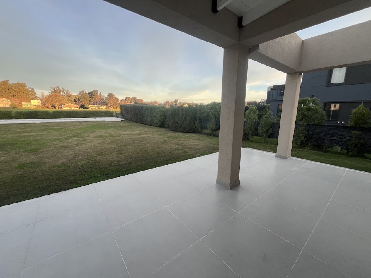 ALQUILER | Imponente casa de 5 ambientes con piscina y parque sobre lote de 1.000 m²
