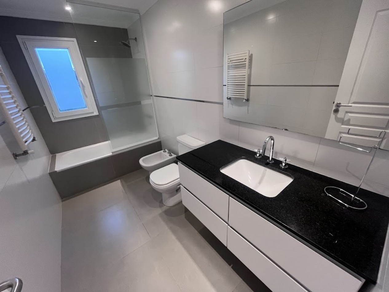 ALQUILER | Imponente casa de 5 ambientes con piscina y parque sobre lote de 1.000 m²