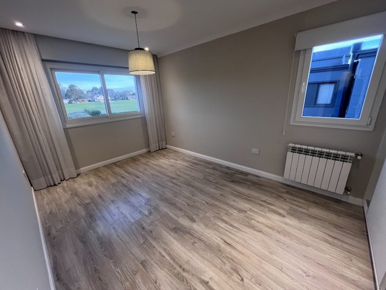 ALQUILER | Imponente casa de 5 ambientes con piscina y parque sobre lote de 1.000 m²