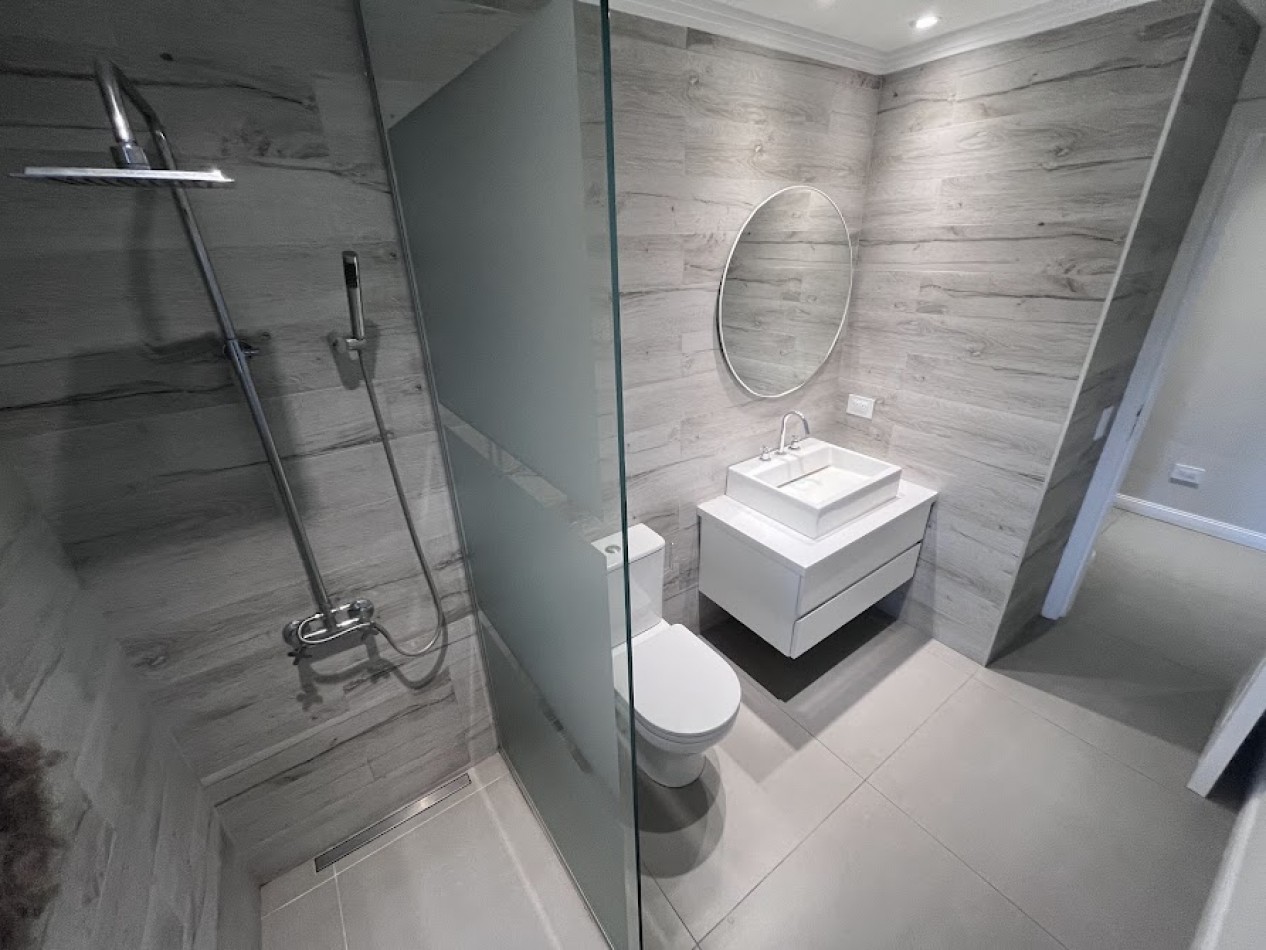 ALQUILER | Imponente casa de 5 ambientes con piscina y parque sobre lote de 1.000 m²