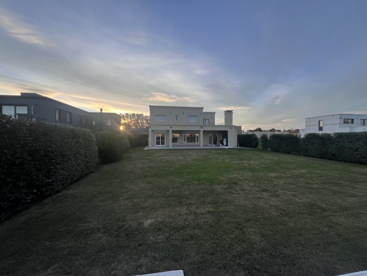ALQUILER | Imponente casa de 5 ambientes con piscina y parque sobre lote de 1.000 m²
