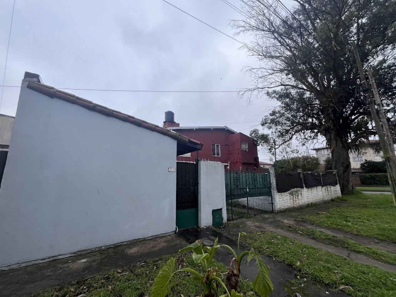 OPORTUNIDAD Lote en esquina con dos viviendas independientes | Apto credito