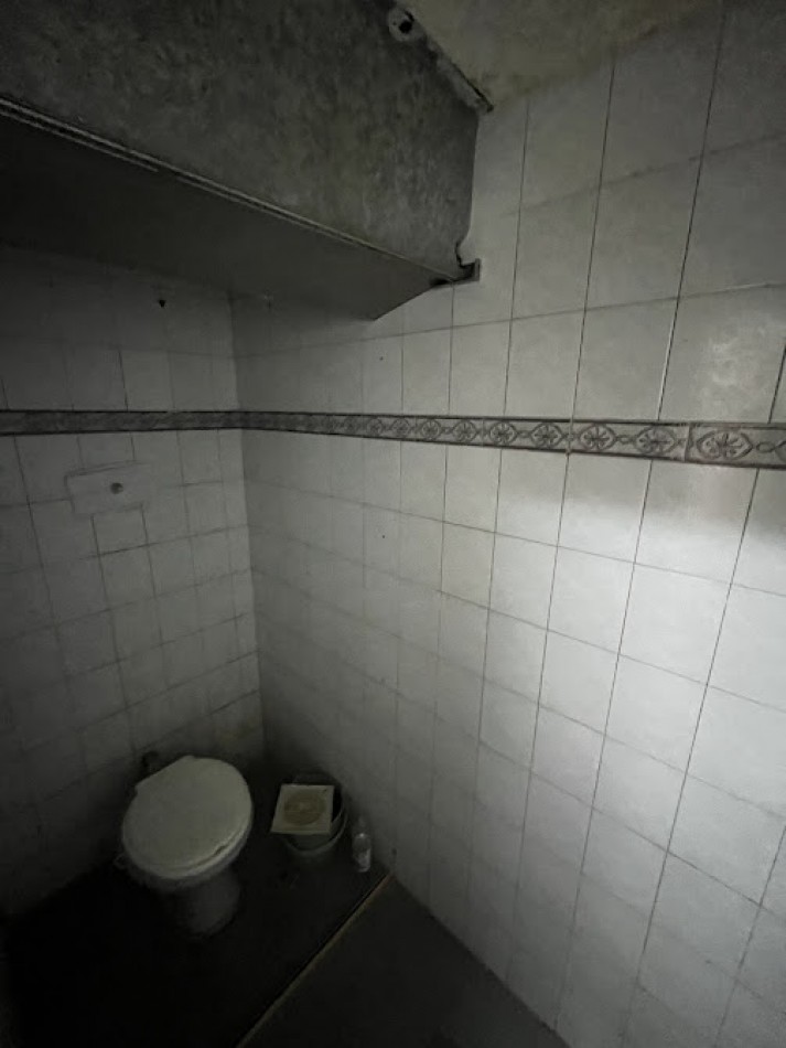 ALQUILER DE LOCAL COMERCIAL - GRAN VIDRIERA EN EXCELENTE UBICACION