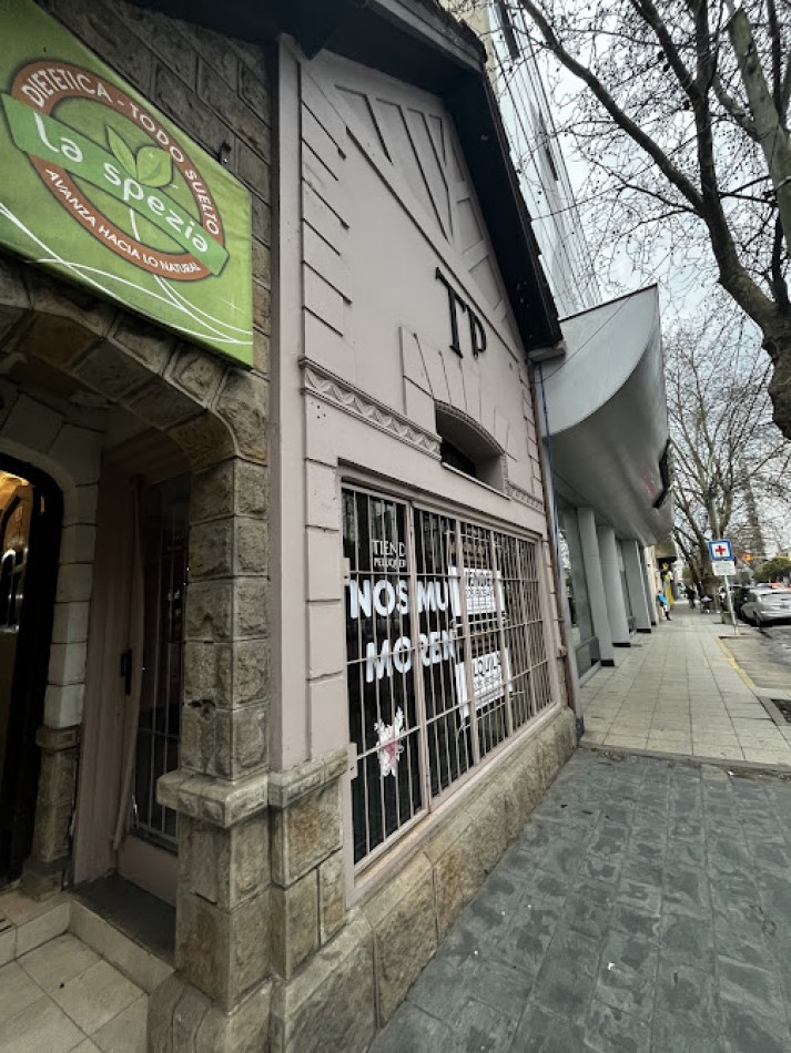 ALQUILER DE LOCAL COMERCIAL - GRAN VIDRIERA EN EXCELENTE UBICACION