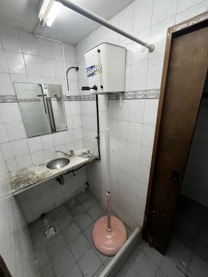 ALQUILER DE LOCAL COMERCIAL - GRAN VIDRIERA EN EXCELENTE UBICACION
