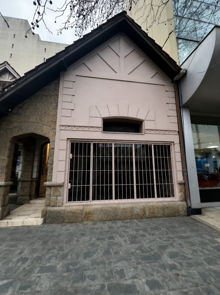ALQUILER DE LOCAL COMERCIAL - GRAN VIDRIERA EN EXCELENTE UBICACION