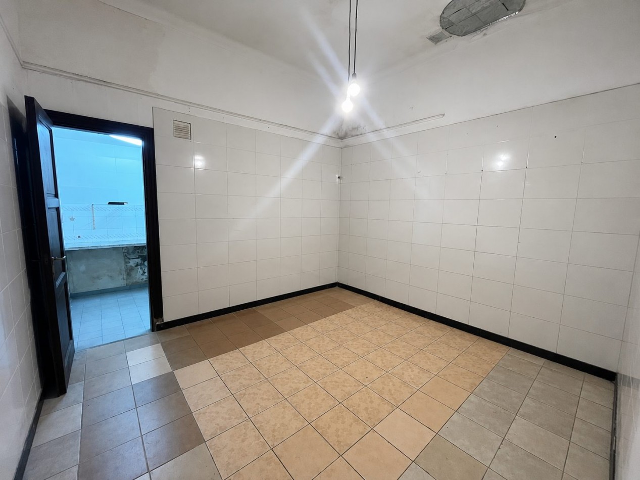 ALQUILER DE LOCAL COMERCIAL - GRAN VIDRIERA EN EXCELENTE UBICACION