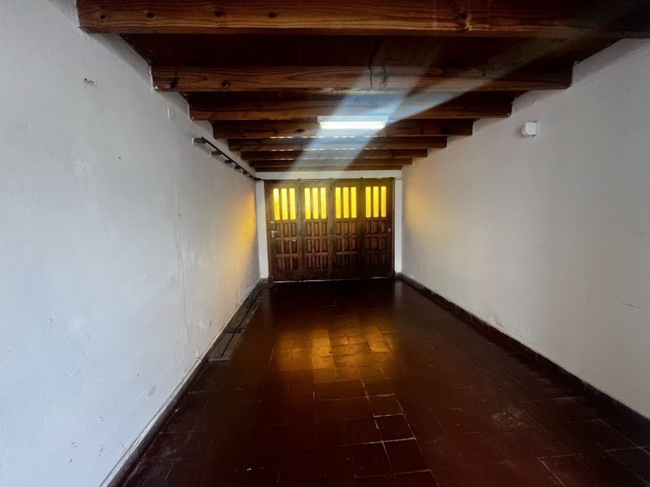 CASA DE TRES AMBIENTES CON PARQUE-QUINCHO -GARAGE