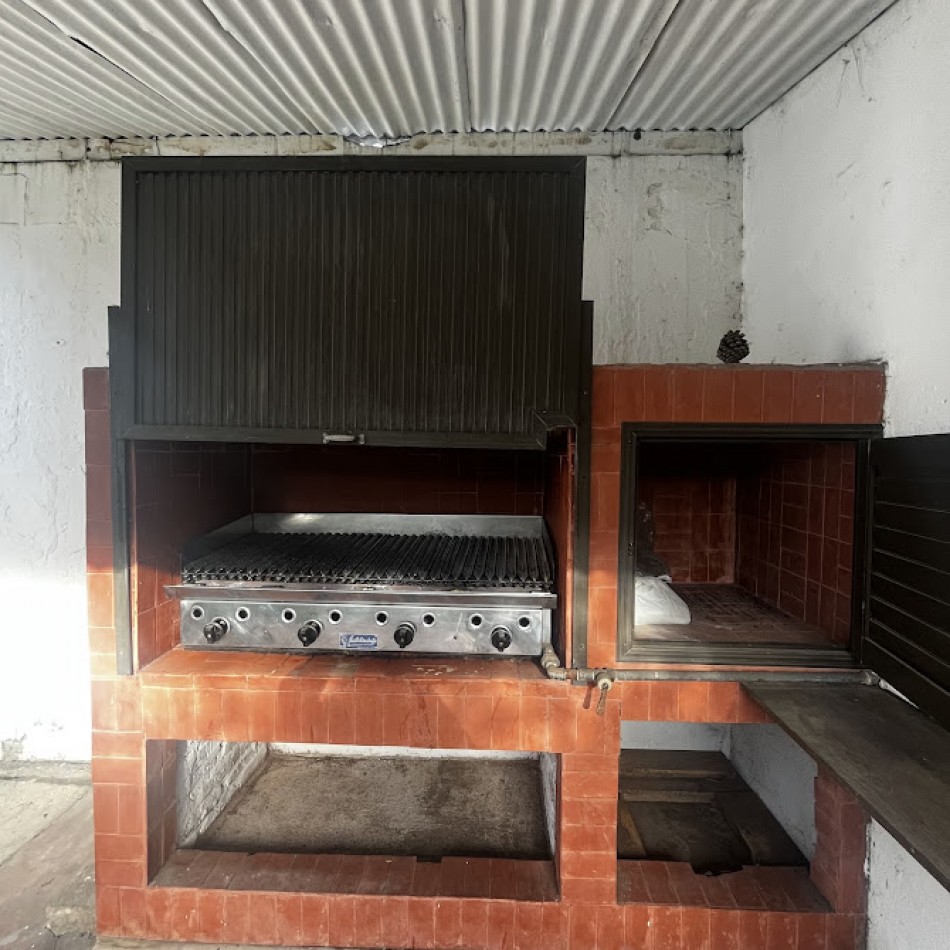 CASA DE TRES AMBIENTES CON PARQUE-QUINCHO -GARAGE
