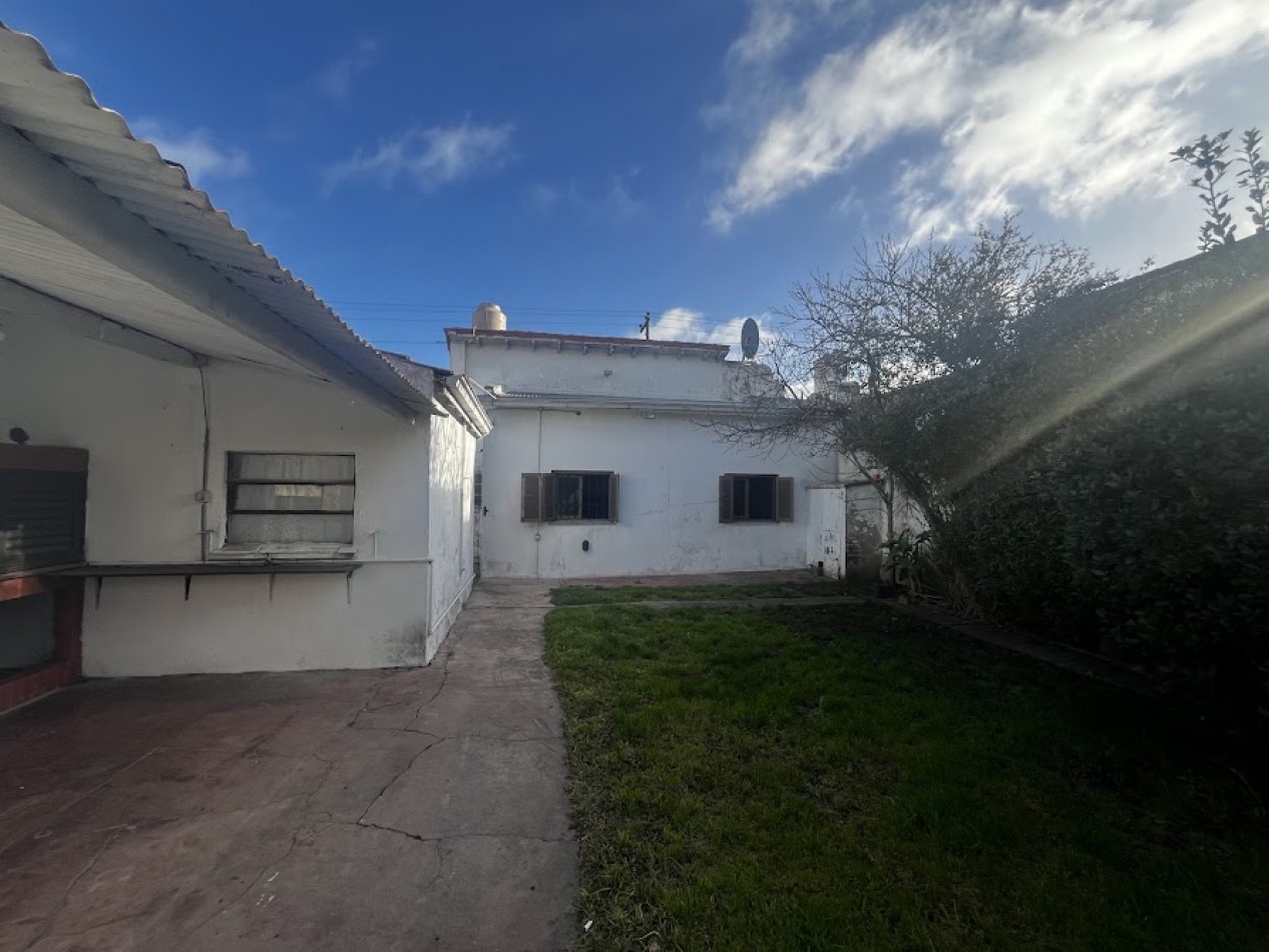 CASA DE TRES AMBIENTES CON PARQUE-QUINCHO -GARAGE