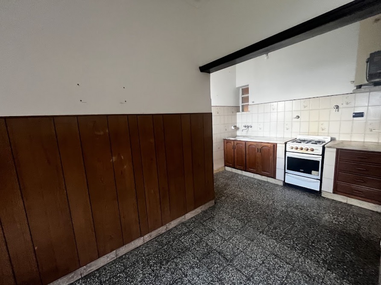 CASA DE TRES AMBIENTES CON PARQUE-QUINCHO -GARAGE