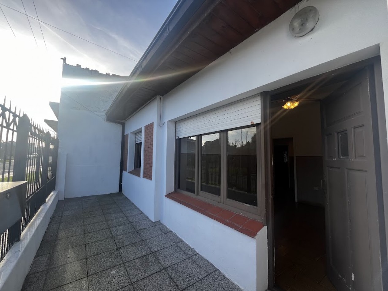 CASA DE TRES AMBIENTES CON PARQUE-QUINCHO -GARAGE