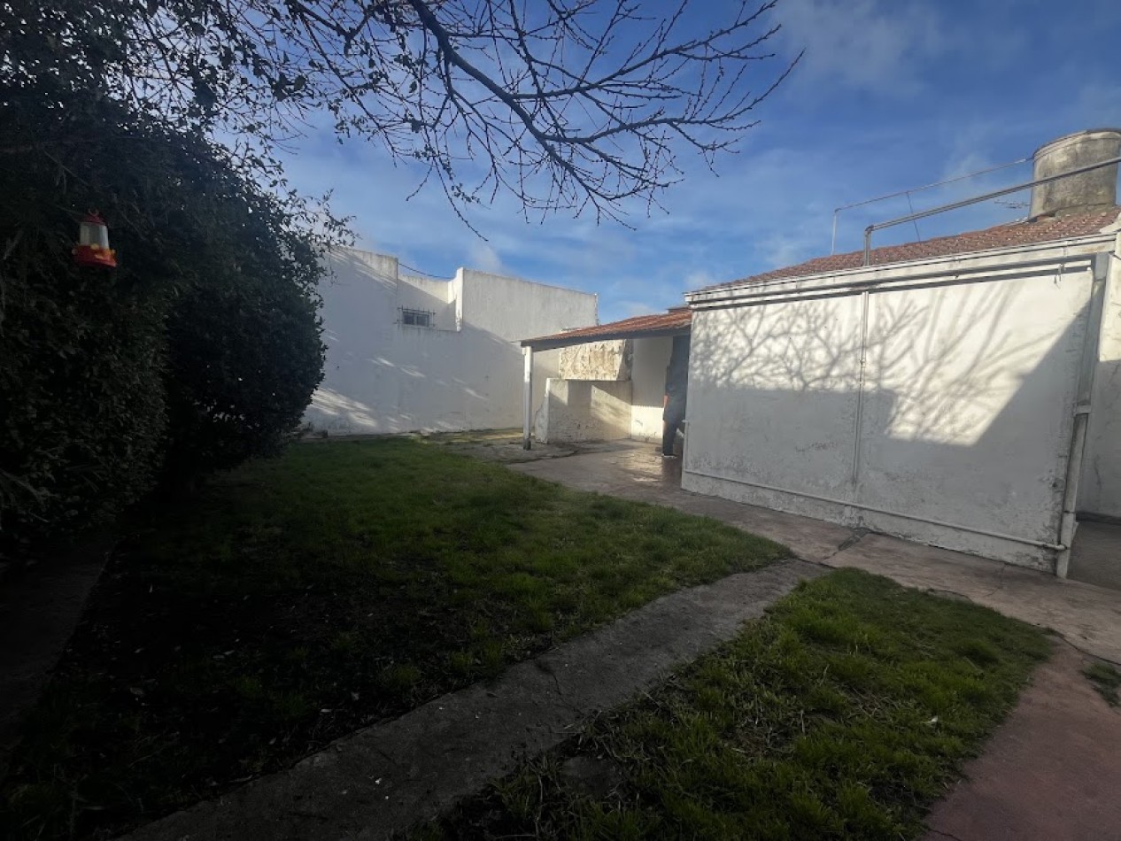 CASA DE TRES AMBIENTES CON PARQUE-QUINCHO -GARAGE
