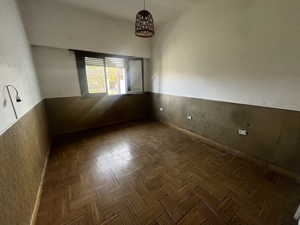 CASA DE TRES AMBIENTES CON PARQUE-QUINCHO -GARAGE