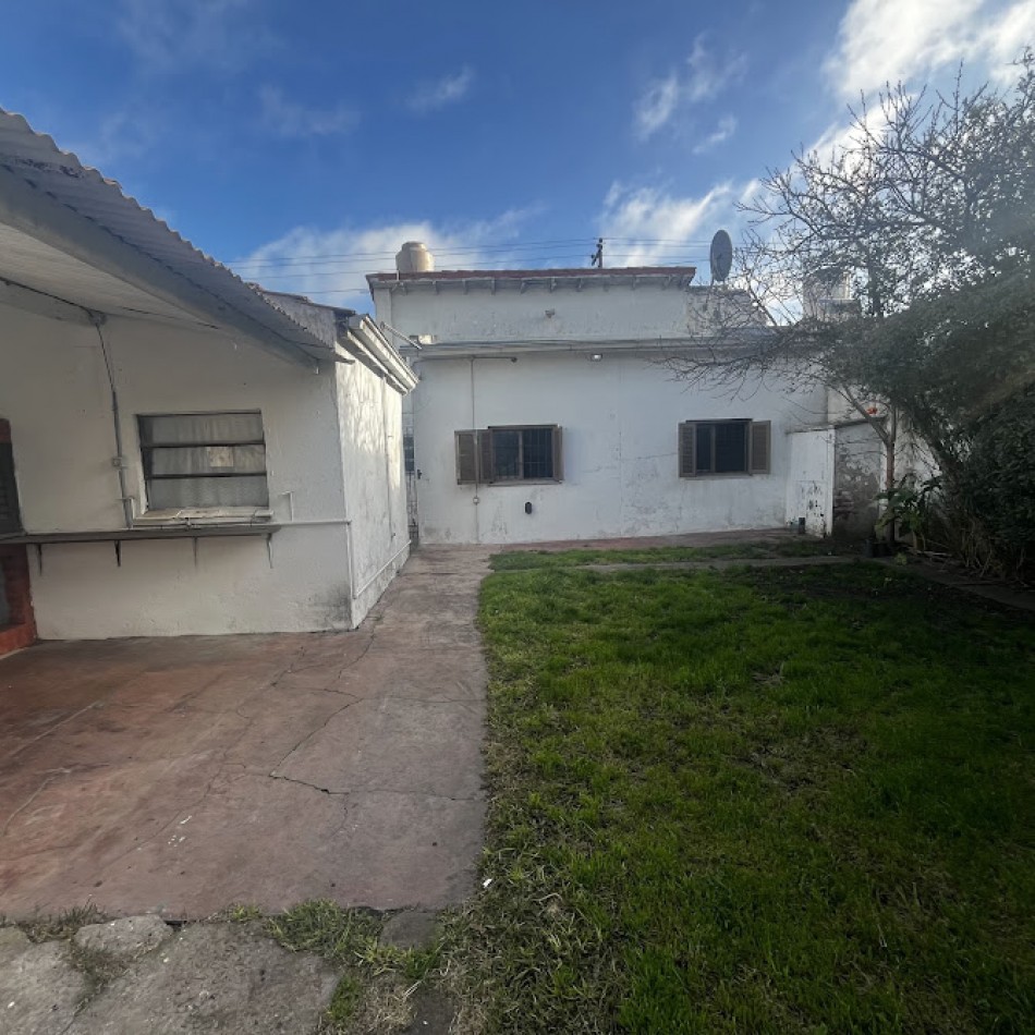 CASA DE TRES AMBIENTES CON PARQUE-QUINCHO -GARAGE