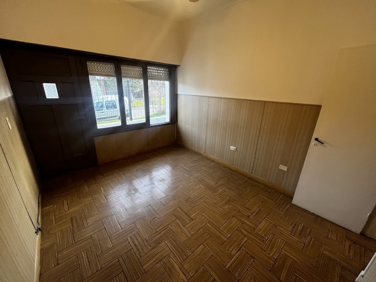 CASA DE TRES AMBIENTES CON PARQUE-QUINCHO -GARAGE