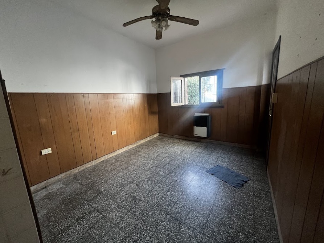 CASA DE TRES AMBIENTES CON PARQUE-QUINCHO -GARAGE