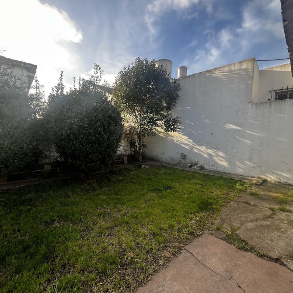 CASA DE TRES AMBIENTES CON PARQUE-QUINCHO -GARAGE