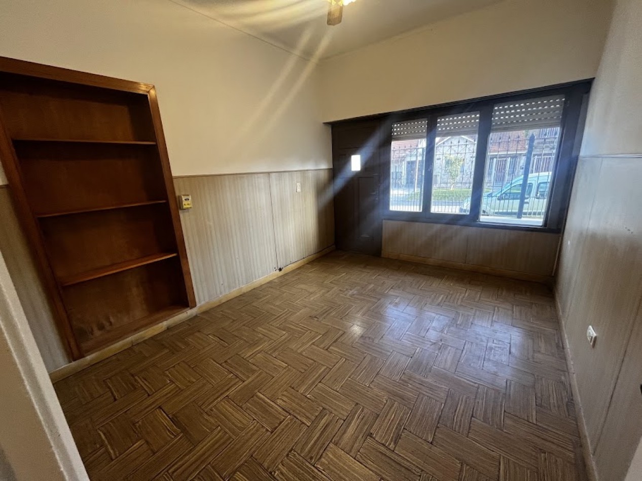 CASA DE TRES AMBIENTES CON PARQUE-QUINCHO -GARAGE