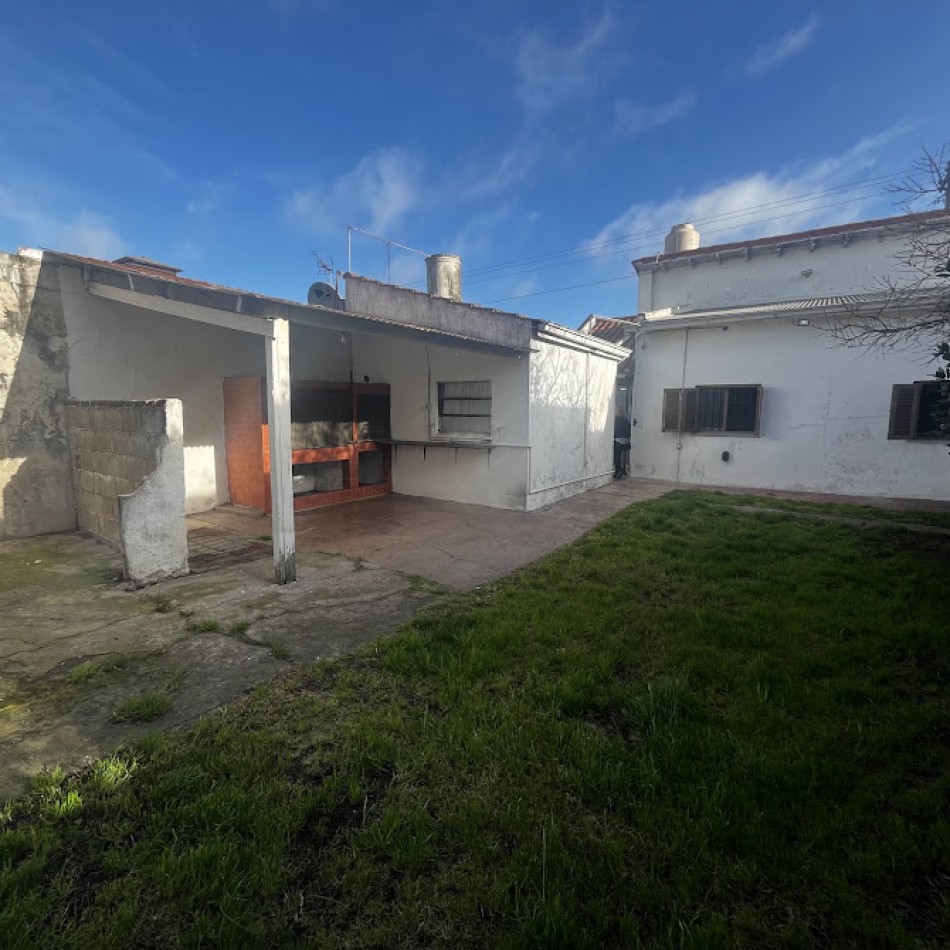 CASA DE TRES AMBIENTES CON PARQUE-QUINCHO -GARAGE