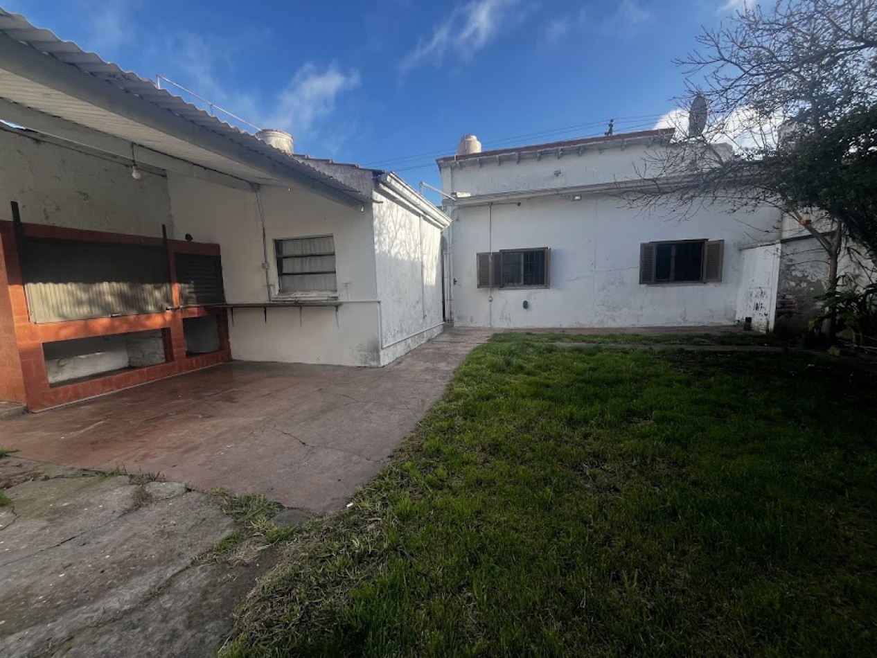 CASA DE TRES AMBIENTES CON PARQUE-QUINCHO -GARAGE